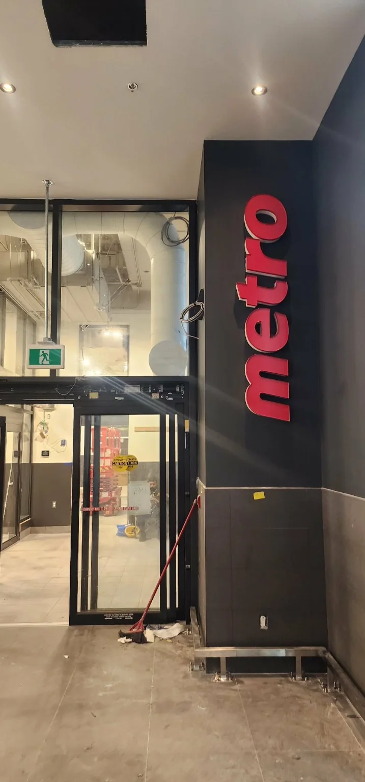 Metro branded column graphic inside a grocery store